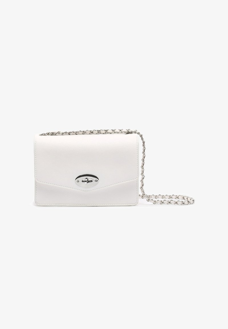 Borsa a tracolla bianca in pelle con tracolla in catena argentata, dotata di patta frontale e dettaglio del chiusura rotonda in argento. Texture liscia, forma rettangolare.