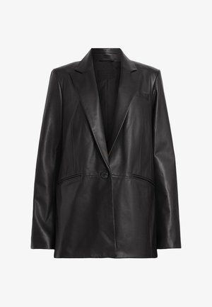 Blazer de couro preto com lapela recortada, fecho de botão único e dois bolsos laterais. Textura suave com um ajuste sob medida.
