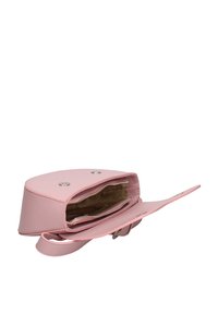 Borsa a tracolla in pelle rosa con finitura testurizzata, tasca interna zip e chiusura a patta. Dotata di una tracolla sottile e regolabile.