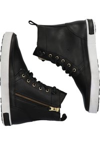 Sneaker alte in pelle nera con accenti dorati, cerniera laterale, suola in gomma bianca e lacci neri su una superficie texturizzata.