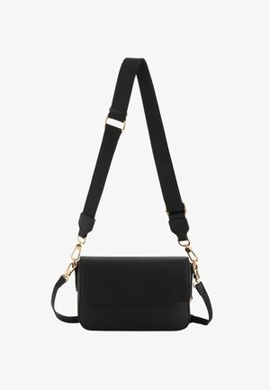 Sac bandoulière rectangulaire noir avec une large sangle réglable et des fermoirs en métal doré sur fond blanc.