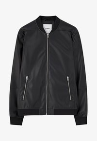 Chaqueta bomber negra de cuero sintético con cremallera frontal, dos bolsillos laterales con cremallera, cuello, puños y bajo acanalados.
