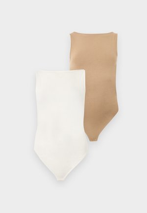 Kaks varrukateta bodysuiti, üks beež ja üks helevalge, laotatud laiali heledal hallil taustal.