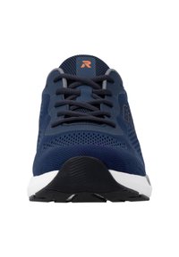 Marineblaue Sportschuh mit Mesh-Obermaterial, flachen Schnürsenkeln und weißer Zwischensohle. Verfügt über eine strukturierte schwarze Außensohle und ein kleines Logo an der Seite.