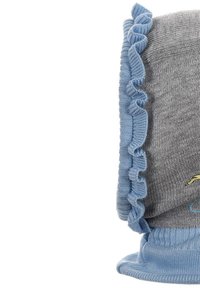 Gorro de punto gris con un borde rizado de color azul claro, que presenta un diseño bordado en un lado y una textura acanalada en la parte inferior.