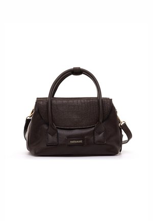 Bolso de mano de cuero marrón oscuro con dos asas, solapa con textura de cocodrilo y placa con el logo "MARIAMARE" en tono dorado en la parte frontal.