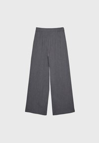 Gr�å bukser med vide ben lavet af tekstureret stof med en glat taljebånd og subtile folder, der løber ned foran.