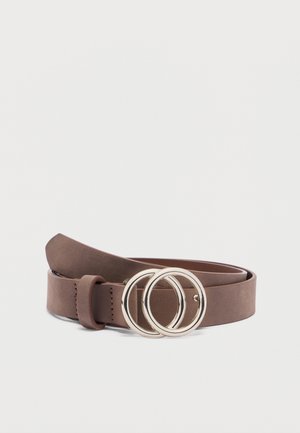 Ceinture en cuir marron enroulée avec double boucle ronde en argent sur fond blanc.