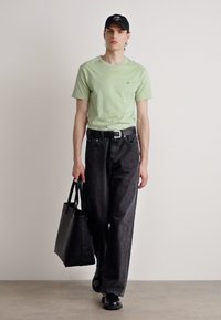 GANT SHIELD - T-shirts - milky matcha