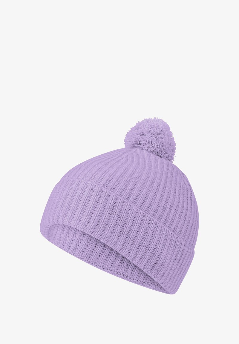 Bonnet en tricot côtelé lilas avec bordure retournée et gros pompon sur le dessus, isolé sur fond blanc.
