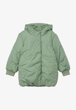 Veste matelassée verte avec capuche, poignets élastiques et ourlet arrondi. Présente des lettres en relief et des motifs géométriques tout au long.