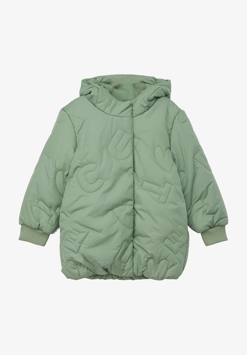 Veste matelassée verte avec capuche, poignets élastiques et ourlet arrondi. Présente des lettres en relief et des motifs géométriques tout au long.