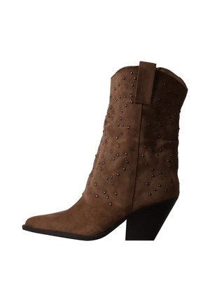 Botte de cowboy en daim marron avec petits clous ronds et couture décorative, bout pointu et talon haut empilé.