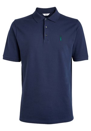 Marineblaues Polohemd aus Baumwolle mit klassischem Kragen, drei Knöpfen und einem kleinen grünen gestickten Logo auf der linken Brust.