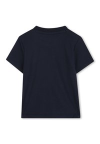T-shirt à manches courtes bleu marine en coton doux. Présente un col classique et un ourlet propre sans motifs ni graphiques visibles.