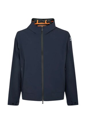 Giacca impermeabile blu marina con colletto alto, zip frontale e fodera interna arancione. Presenta tasche laterali e polsini regolabili con bottoni.