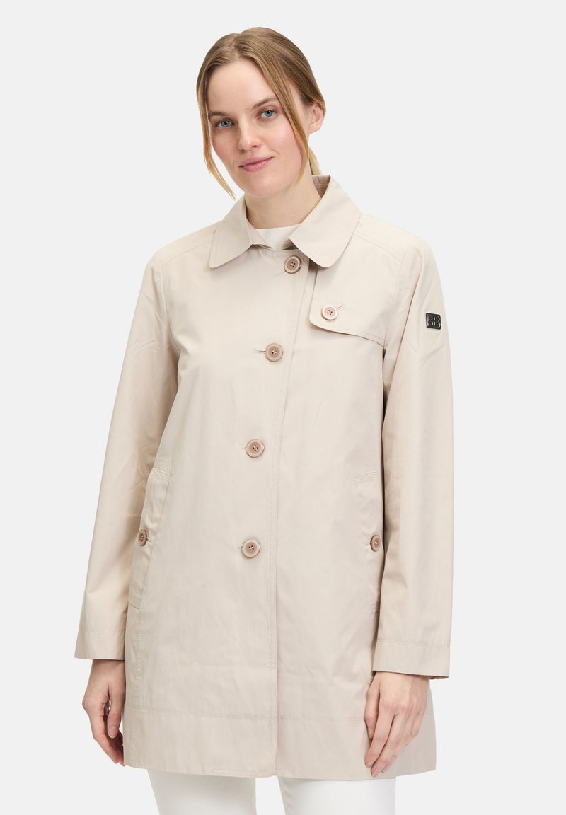 Hellbeige wasserdichter Mantel mit Kragen, drei großen Knöpfen und zwei seitlichen Taschen in einem schlichten, modernen Design.