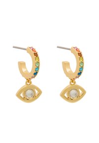 Orecchini a cerchio in oro con strass colorati e multicolori sulla parte superiore e un ciondolo a forma di occhio con una pietra trasparente che pende sotto.