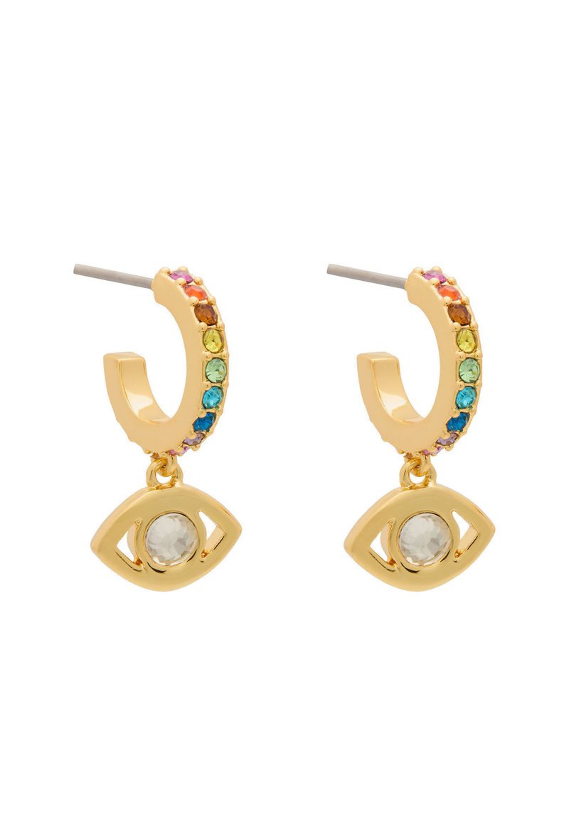 Orecchini a cerchio in oro con strass colorati e multicolori sulla parte superiore e un ciondolo a forma di occhio con una pietra trasparente che pende sotto.