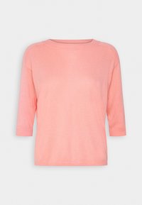 Pull en maille rose clair à manches trois-quarts et col rond sur fond blanc.