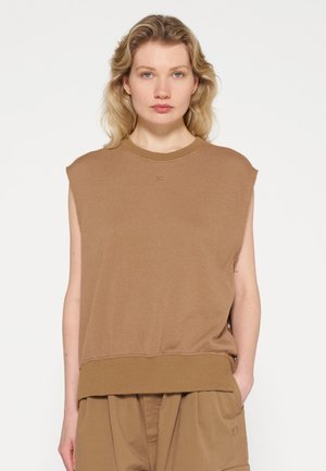 Brauner ärmelloser Pullover aus weichem Material, mit ribbeltem Kragen und lässiger Passform, einem tiefen Saum und minimalen Details.