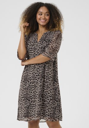 Leopardenmusterkleid mit kurzen, hochgerollten Ärmeln, V-Ausschnitt, lockerer Passform und leichtem, leicht transparentem Stoff in erdigen Tönen von Braun und Creme.