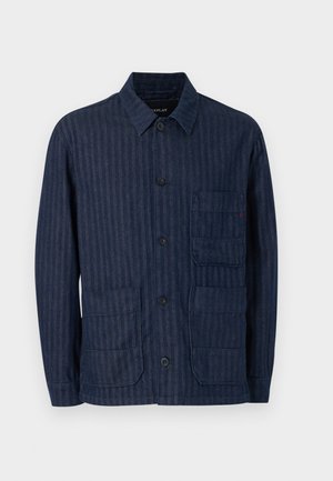 Tmavomodrá zapínacia bunda s jemnými vertikálnymi pruhmi, špicatým golierom a tromi prednými náprsními vreckami.