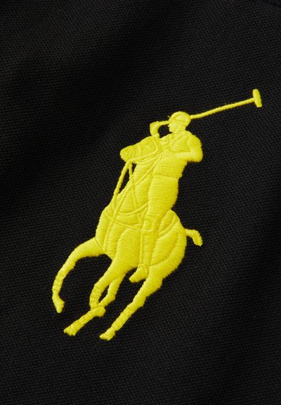 Tessuto nero con un distintivo design ricamato di un giocatore di polo e un cavallo giallo, caratterizzato da dettagli intricati e trame distintive.