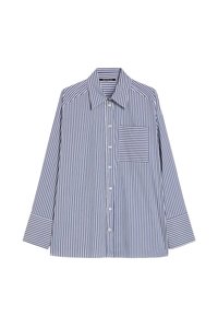 Camicia a righe blu e bianca con bottoni, caratterizzata da un colletto appuntito, taschino sul petto e maniche lunghe con polsini a contrasto.