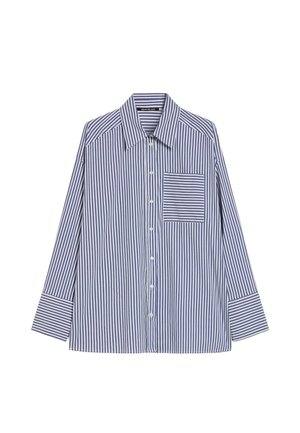 Camicia a righe blu e bianca con bottoni, caratterizzata da un colletto appuntito, taschino sul petto e maniche lunghe con polsini a contrasto.