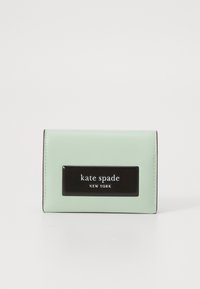 Portefeuille en cuir vert menthe avec une plaque logo noire, forme rectangulaire, bords cousus et texture lisse. Design compact et simple.