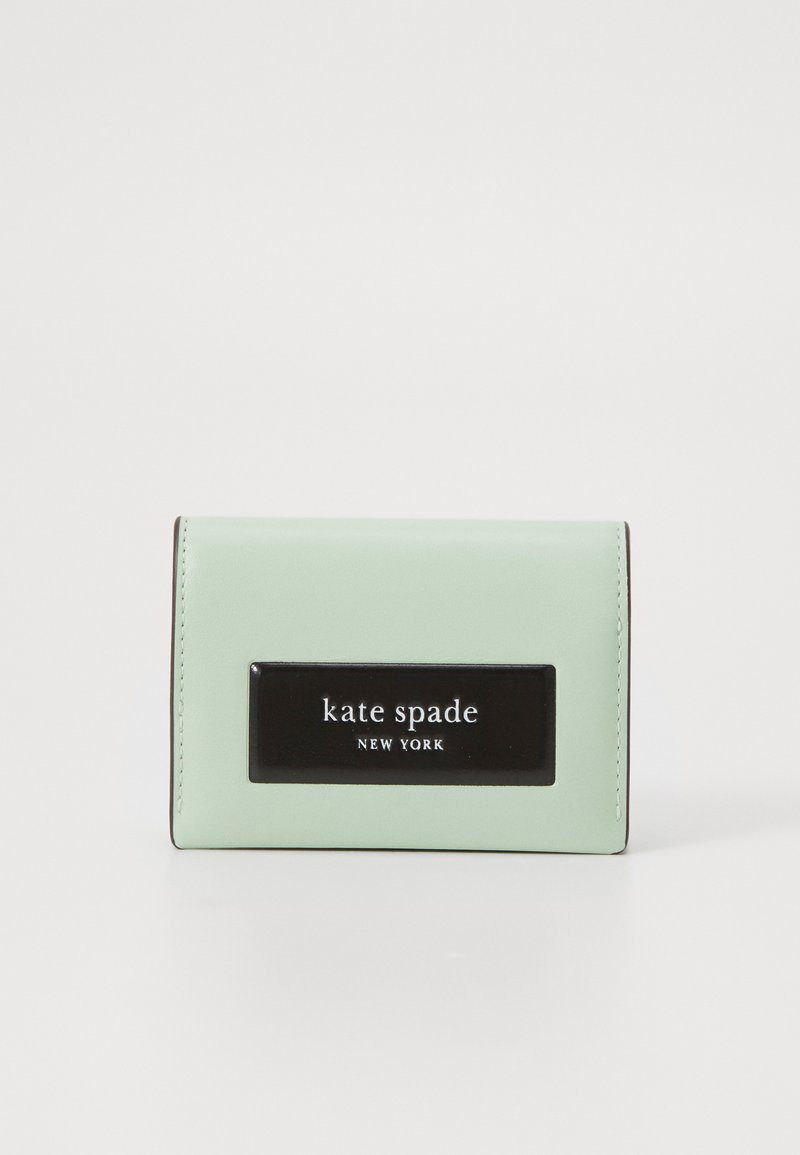 Portefeuille en cuir vert menthe avec une plaque logo noire, forme rectangulaire, bords cousus et texture lisse. Design compact et simple.