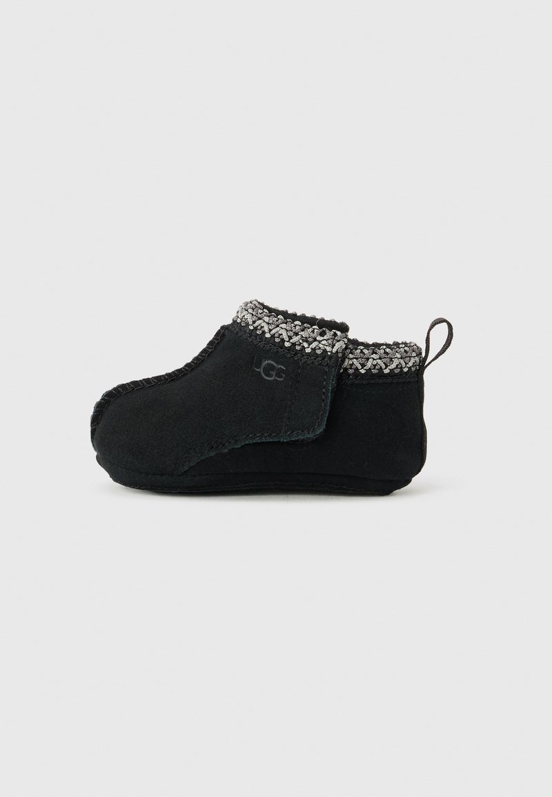 Sorte semsket bootie med dekorativ, teksturert krage. Myk såle, sideåpning med krok for enkel påkledning, og merket med "UGG."