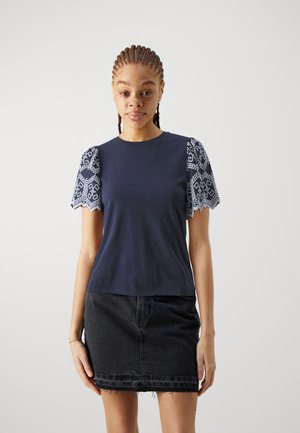 VILA VIABI - Μπλουζάκι με στάμπα - navy blazer/white