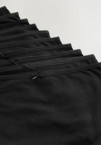 Schwarzer Stoff mit glatter Textur und feiner Spitzenverzierung. Mehrere übereinanderliegende Stücke mit Schleifenakzenten am Taillenbund.