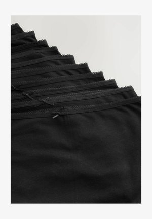 Tissu noir à texture lisse avec une délicate bordure en dentelle. Plusieurs pièces empilées, avec des accents de nœuds sur la ceinture.