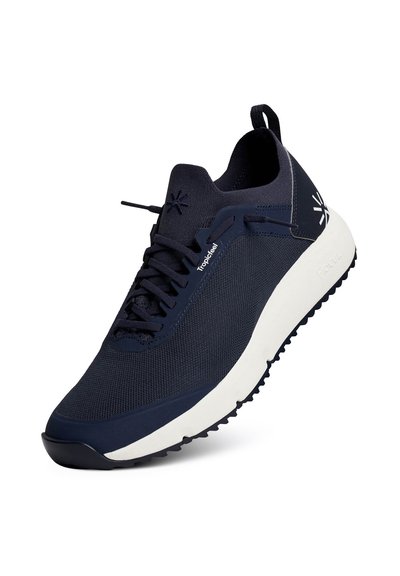 Chaussure de sport bleu foncé avec semelle blanche, dessus en mesh, lacets, languette au talon, et logo de la marque sur le côté et la languette.