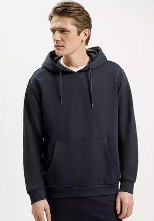 Granatowa bluza z kapturem wykonana z miękkiego materiału, z kieszenią z przodu, teksturowanym wykończeniem i regulowanym sznurkiem. Prosty, codzienny design.