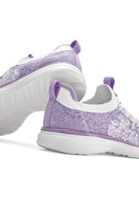 Violet un baltas sporta apavi ar adītu augšdaļu, teksturētu dizainu un pacelšanas cilpām uz papēža; elastīga balta zole ar rakstainu protektoru.