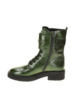 Groene gepatenteerde leren enkelboot met een gestructureerde afwerking, vetersluiting aan de voorkant, zijrits en decoratieve studs op de band. Stevige zwarte zool.