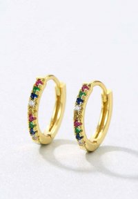 Des boucles d'oreilles en or en forme de créoles présentent des pierres précieuses colorées en rose, vert, bleu et transparent, disposées le long du bord avant avec une finition polie.