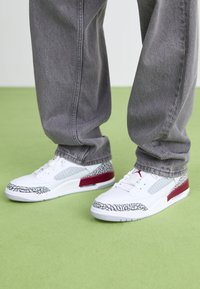 SPIZIKE LOW - Joggesko - white/team red/wolf grey/anthracite