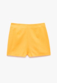 Gelbe Shorts aus leichtem Stoff mit glatter Textur. Sie verfügen über ein figurbetontes Design und zwei Vorderfalten, die ein elegantes Aussehen bieten.