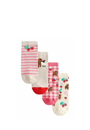 Vier bunte Kindersocken mit Mustern von Erdbeeren, Hunden und rosa Streifen oder Karos, in versetzter Reihe angeordnet.