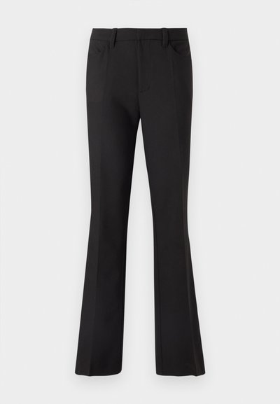 Μαύροι παντελόνες με καμπάνα από γυαλιστερό ύφασμα, με εφαρμοστό ζωνάκι στη μέση, δύο μπροστινές τσέπες και καθαρή, κομψή σιλουέτα.