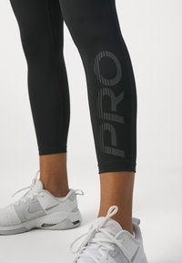 Nike Performance Leggingek - black/anthracite/white