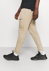 Nike Performance TAPER - Jogginghose - khaki/black