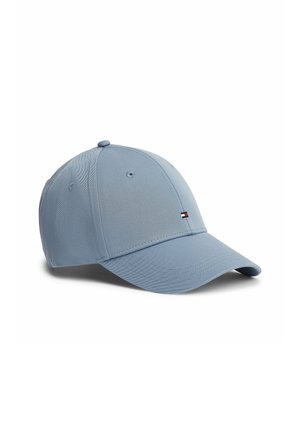 Hellblaues Baseballcap mit gebogenem Schirm und kleinem rechteckigem roten, weißen und schwarzen Logo auf der Vorderseite vor weißem Hintergrund.