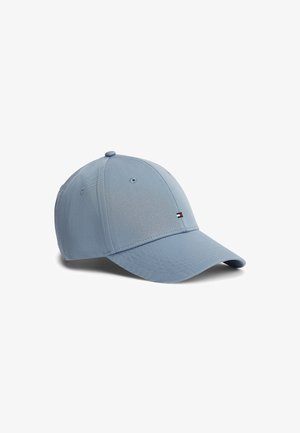 Gorra de béisbol azul claro con visera curva y pequeño logotipo rectangular en rojo, blanco y negro en el panel frontal sobre fondo blanco.