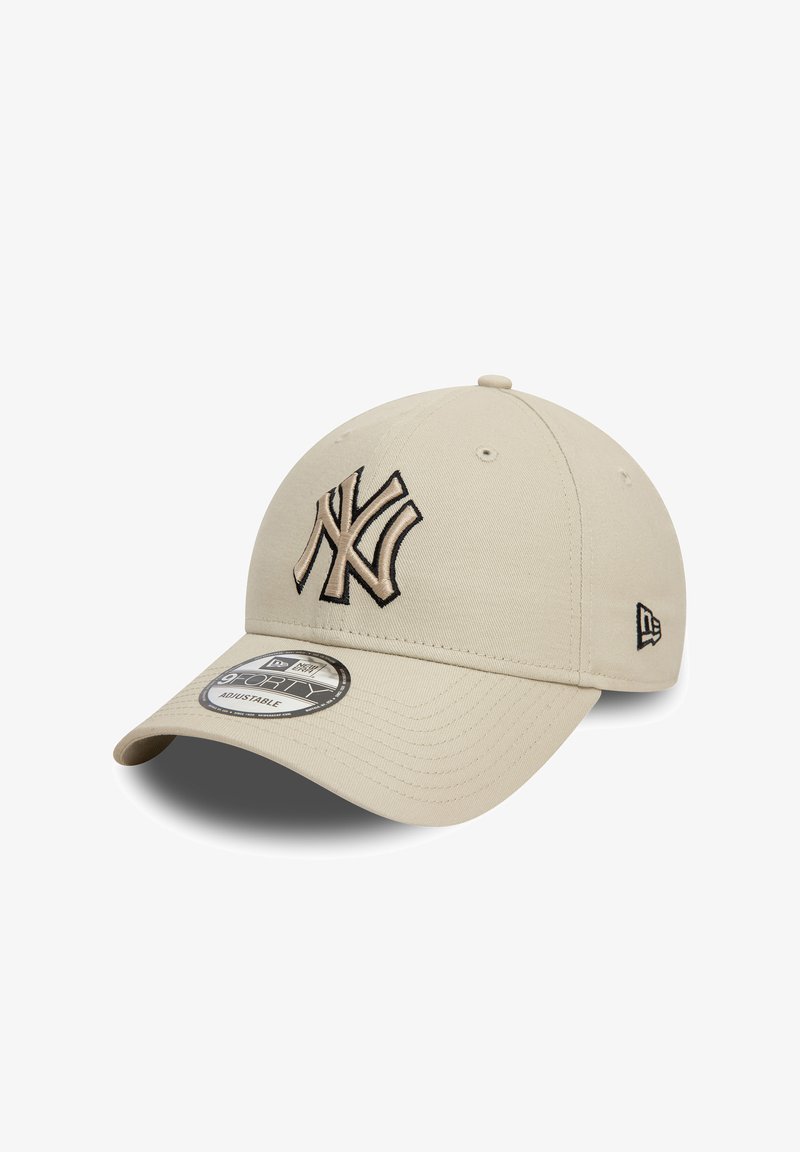 Gorra de béisbol ajustable beige con el logo de New York Yankees bordado en negro en la parte frontal y el logo de New Era en el lateral.